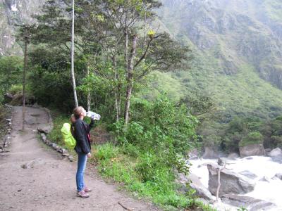 Leicht geplagt von der hohen Luftfeuchtigkeit und dem k&uuml;hlen Wetter, haben wir unseren Weg nach Aguas Calientes zu Fu&szlig; fortgef&uuml;hrt. Landschaftlich war es eine wundersch&ouml;ne kleine Wanderung.